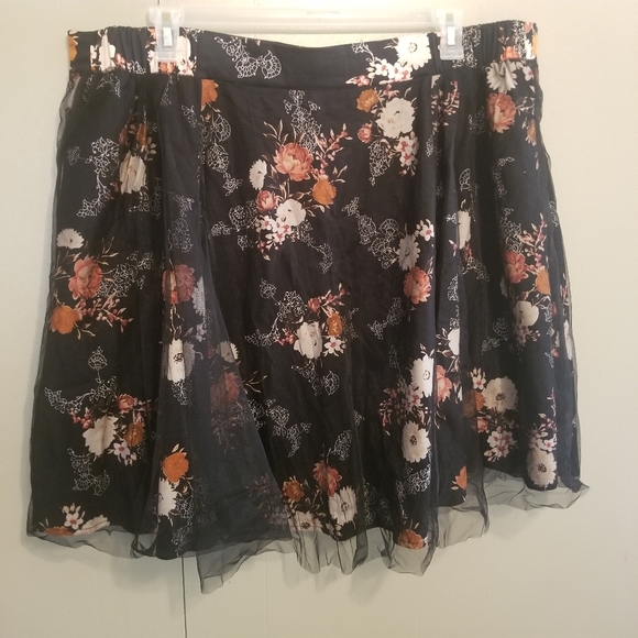 TORRID Black Floral Skirt with Mesh Overlay Size 3 - Picture 2 of 6